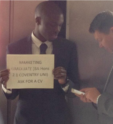 毕业生发明找工作奇招地铁举牌派发履历(图)