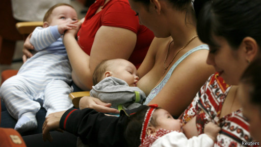 母乳喂养助宝宝健康成长帮妈妈减少产后抑郁