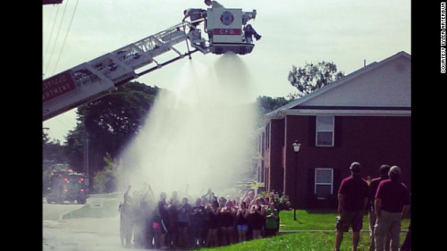 ������Ͱ������ս���¹�4������Ա��������