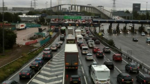 英警方接到偷渡报告13名疑似非法移民藏身卡车