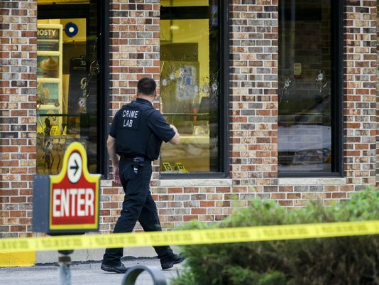 美国警察为阻劫匪开枪误射随行实况节目人员死亡