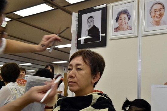 日本举办殡葬展参观者躺进棺材体验身后服务(图)