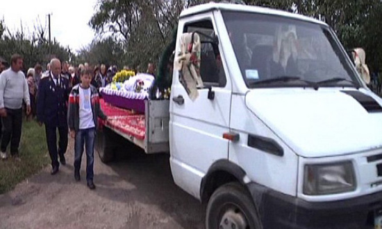 世界最高大男子去世灵车躺不下只能卡车运送(图)
