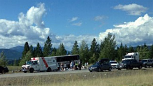 载56名亚洲乘客大巴在加拿大翻车6人伤情危重
