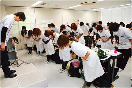 ��ý�����ݼ���װҵ�ڰ���״��Ů����˯������