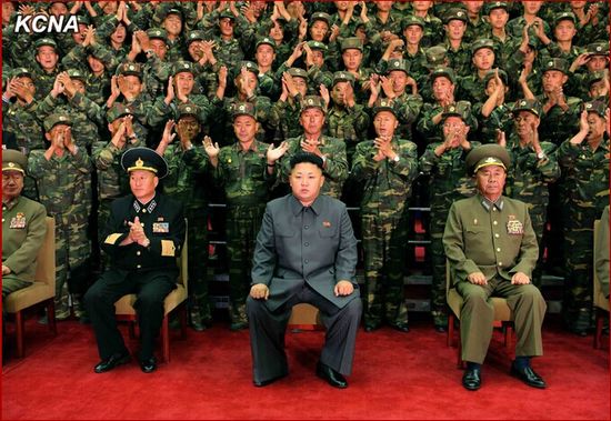 金正恩同空降兵部队实战演练参演军人合影(图)