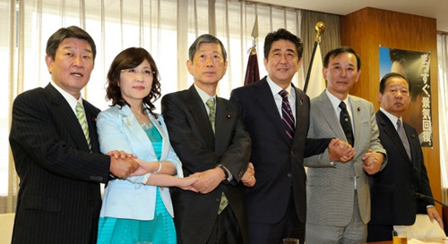日本内阁改组日媒称安倍布局意在连任总裁