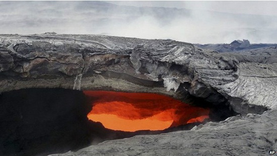 夏威夷火山喷发岩浆流至居民区进入紧急状态