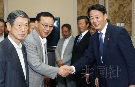日本自民党干事长拜访在野党以低姿态回应各方