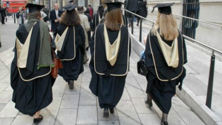 经合组织:英国大学毕业人数激增但缺乏基本技能