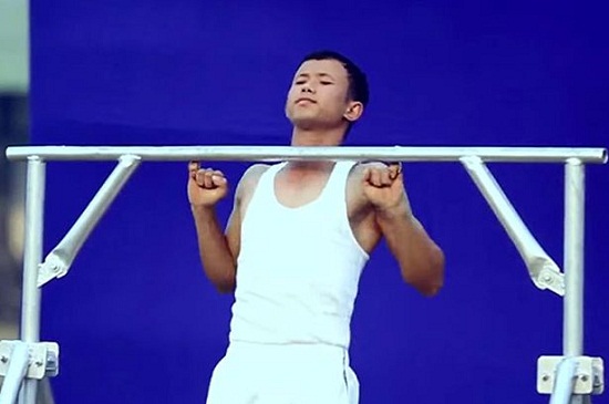 印度男子用小拇指做引体向上打破世界纪录(图)