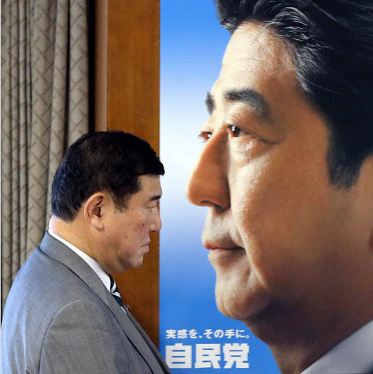 安倍在官邸宴请自民党重臣劝石破茂多喝日本酒