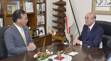日本前首相告诫自民党新干事长应给安倍踩刹车