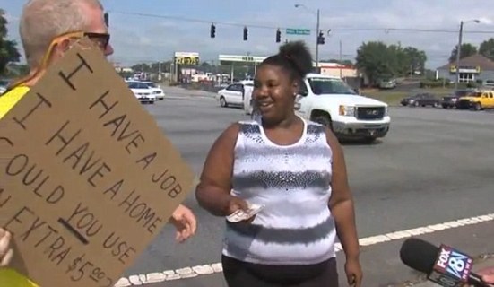 “土豪”男过生日别出心裁街头给路人发钱(图)