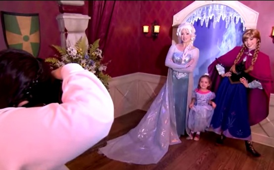 《冰雪奇缘》“冰封”迪斯尼乐园场景梦幻(图)