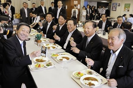 日本高官高调吃鲸鱼肉意图对抗国际舆论（图）
