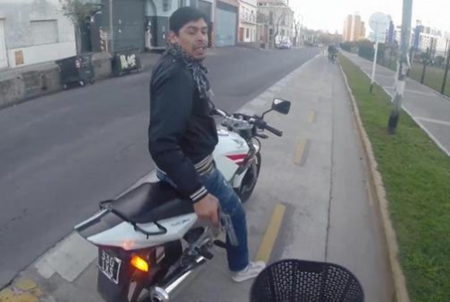男子无意拍摄到自己在阿根廷被抢劫全过程(图)