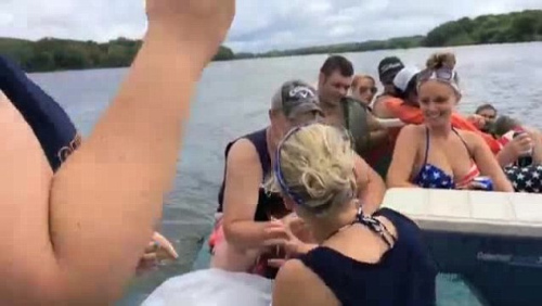 ���Ӵ�����������䱻Ů�Ѳ���������У�ͼ��