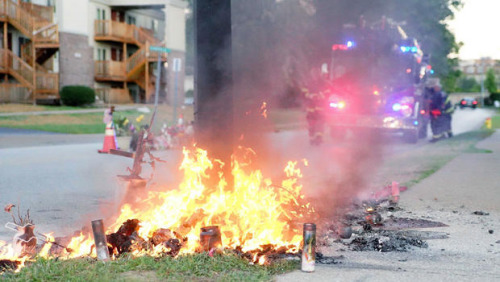 美弗格森镇再发生骚乱黑人青年遭枪杀阴影仍在