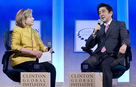安倍与希拉里会谈推崇女性绽放光彩社会(图)