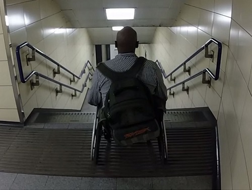 男子坐轮椅和地铁“赛跑”呼吁重视残疾人权益