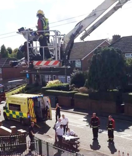 男子重190公斤送医需用消防车“吊”出门(图)