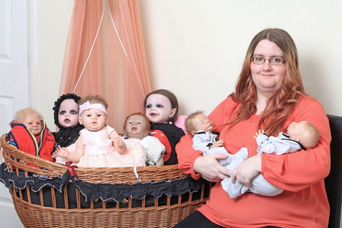 英国母亲痴迷仿真娃娃花费巨大反忽视亲生女儿