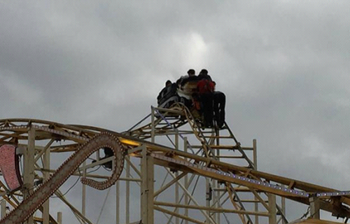 澳大利亚过山车车厢被卡半空游客悬空20分钟