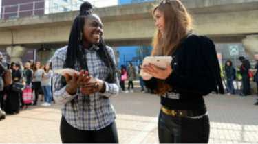 英大学送新生平板电脑为学生提供平等“起跑点”