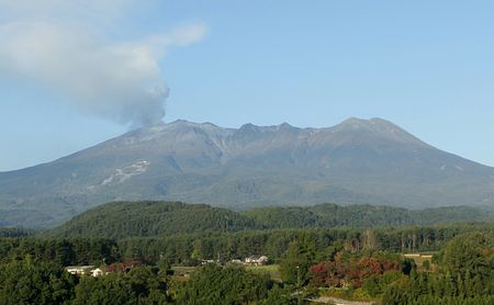 日本自卫队赴火山现场救援喷发活动仍继续(图)