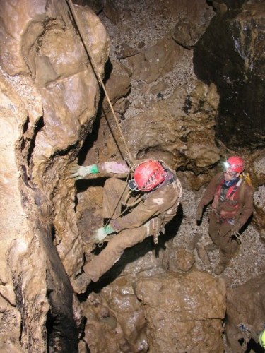西班牙科学家被困秘鲁400米深山洞内救援困难