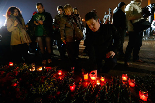 俄民众举行活动悼念乌东部乱葬坑死难者(图)