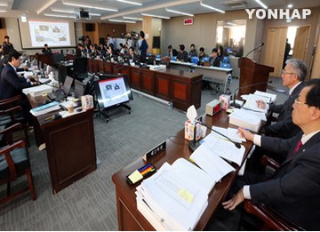 韩国政监查活动第二天因朝野对垒未能顺利进行