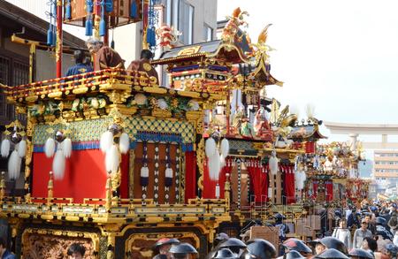 日本举办“秋之高山祭”华丽花轿亮相古镇(图)