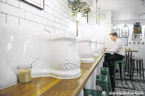 伦敦公厕变餐厅:古董厕具成装饰品摆桌上(图)
