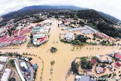 马来西亚沙巴州暴雨成灾交通受阻一人溺毙(图)