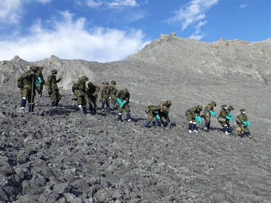 日本火山搜救队新发现一名心肺功能停止人员