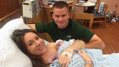 无脑畸形男婴度过4小时短暂生命母亲怀中离世