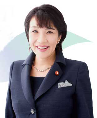 安倍女阁僚称将参拜靖国神社曾被爆与右翼合影