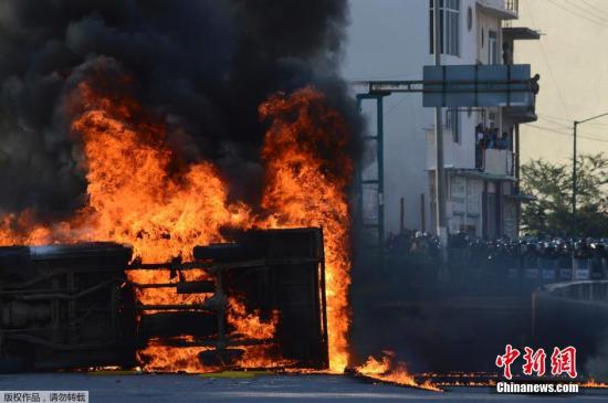 墨西哥示威者占领政府大楼要求保障失踪学生安全