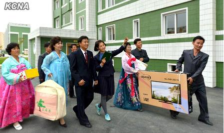 朝鲜国家科学院科学家迁新居住宅区跳舞庆祝