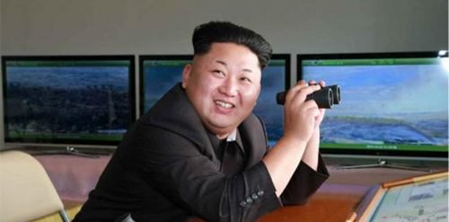 金正恩指导朝军对抗训练“直升机”遭火箭命中