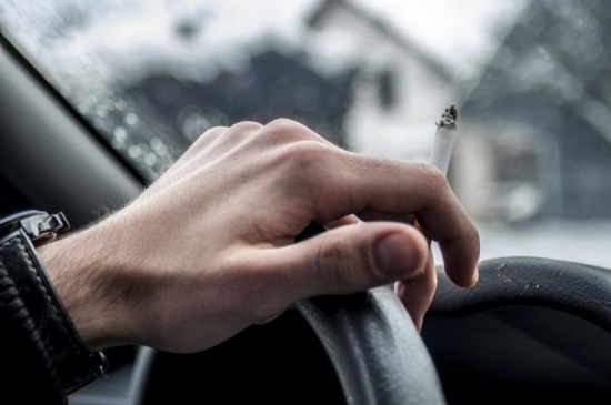 因中途跳下驾驶座抖烟头男子倒车时把自己撞倒