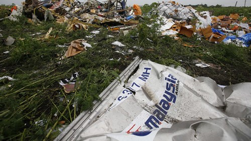 荷兰首相:调查组在MH17坠机现场找到更多遗体