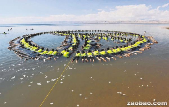 约旦人在死海拼成最大漂浮图案破世界纪录(图)