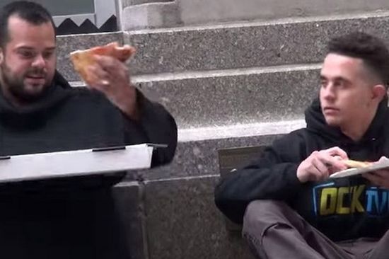 “饥饿路人”向陌生人讨食仅流浪汉愿分享(图)