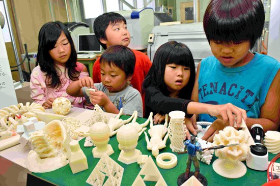 日本小学生体验用3D打印术制作“迷你我”(图)