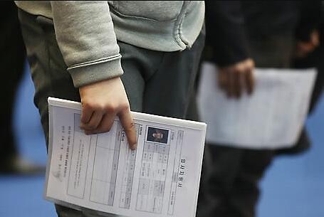 韩九成企业看重学历高学历仍为韩国人求职法宝