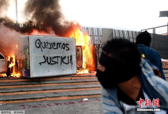 墨西哥失踪43名学生遇害 愤怒示威者烧毁汽车