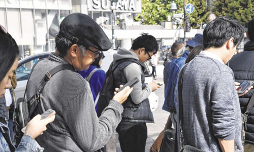 日本“低头族”构交通安全隐患引发约四成意外
